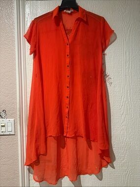 Please review all photos carefully before purchasing. There is a small hole near